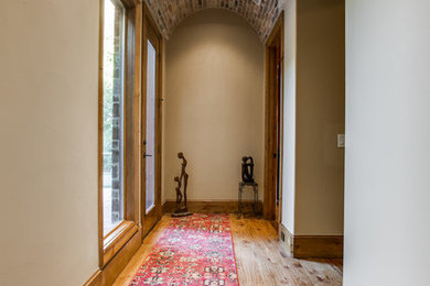 ダラスにある高級な中くらいなトラディショナルスタイルのおしゃれな廊下 (ベージュの壁、淡色無垢フローリング) の写真