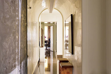 Diseño de recibidores y pasillos minimalistas con paredes multicolor y suelo de mármol