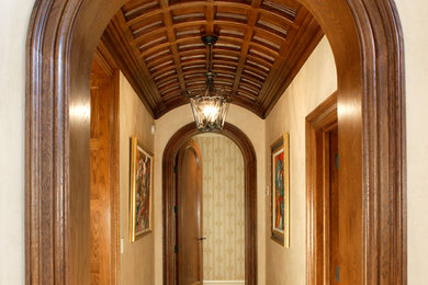 フィラデルフィアにあるトラディショナルスタイルのおしゃれな廊下 (ベージュの壁) の写真