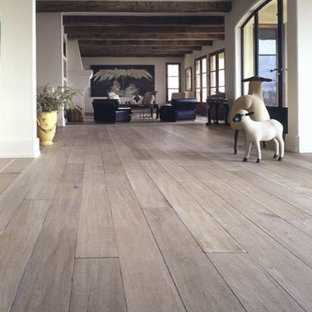 Immagine di un grande ingresso o corridoio contemporaneo con pareti bianche, pavimento in legno massello medio e pavimento marrone