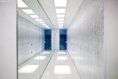 Ispirazione per un grande ingresso o corridoio minimal con pareti bianche