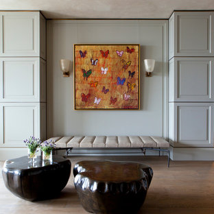 Idée de décoration pour un très grand couloir design avec un mur gris et un sol en bois brun.