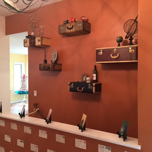 Inspiration pour un couloir bohème de taille moyenne avec un mur orange, un sol en bois brun et un sol marron.