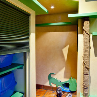 Idées déco pour un couloir éclectique avec un mur beige et un sol en carreau de terre cuite.