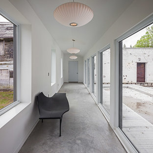 Inredning av en modern hall, med betonggolv och vita väggar
