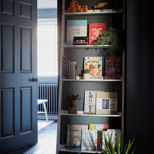 Immagine di un ingresso o corridoio design con pavimento marrone e pavimento in bambù