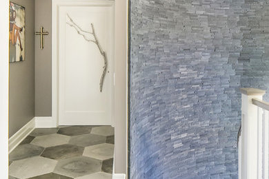 Inspiration pour un couloir bohème de taille moyenne avec un mur beige, sol en béton ciré et un sol gris.