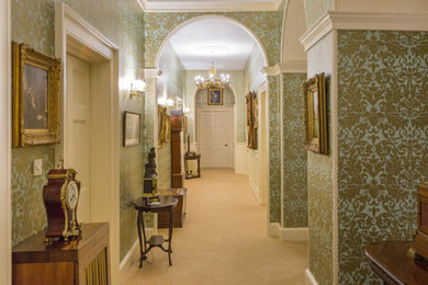 Пример оригинального дизайна: коридор в классическом стиле с зелеными стенами