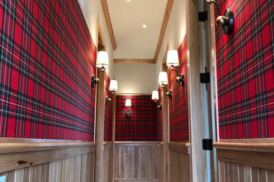 Aménagement d'un couloir classique de taille moyenne avec un mur rouge, moquette, un sol gris et du lambris.