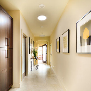 Idées déco pour un grand couloir contemporain avec un mur beige et un sol en carrelage de céramique.