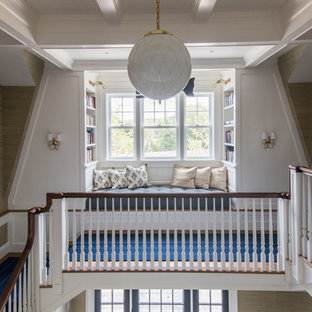 Bild på en maritim hall, med beige väggar