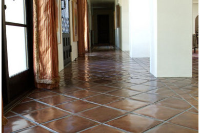 Источник вдохновения для домашнего уюта: коридор среднего размера в средиземноморском стиле с бежевыми стенами и полом из терракотовой плитки