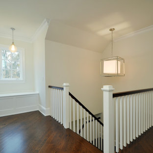 Inspiration pour un grand couloir traditionnel avec un mur blanc, un sol en bois foncé, un sol marron et un plafond à caissons.