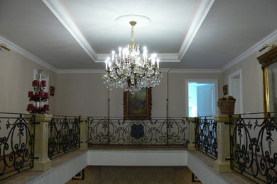 他の地域にある高級な中くらいなトラディショナルスタイルのおしゃれな廊下 (白い壁、セラミックタイルの床) の写真