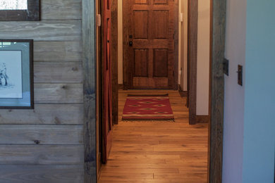 Diseño de recibidores y pasillos clásicos renovados de tamaño medio con paredes beige, suelo de madera en tonos medios y suelo marrón