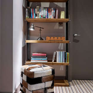Esempio di un ingresso o corridoio design con pareti grigie e moquette