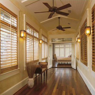 Idée de décoration pour un couloir ethnique de taille moyenne avec un mur beige, un sol en bois brun et un sol marron.
