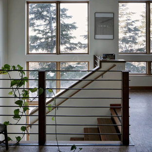 Inredning av en modern stor hall, med bruna väggar, plywoodgolv och brunt golv