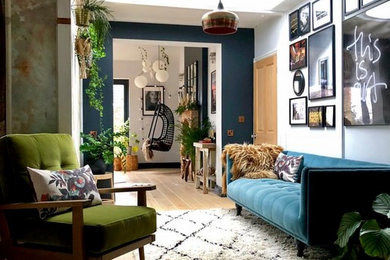 Ispirazione per un ingresso o corridoio minimalista di medie dimensioni con pareti blu e pavimento in laminato