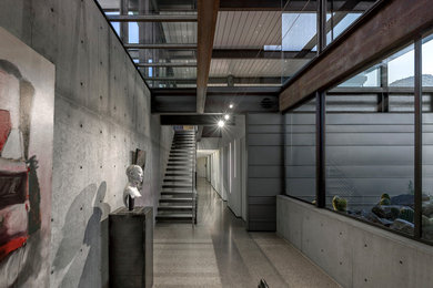 Idée de décoration pour un couloir urbain avec un mur gris.