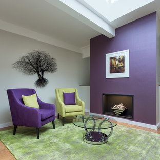 Inspiration pour un couloir design de taille moyenne avec un mur violet, un sol en bambou et un sol marron.