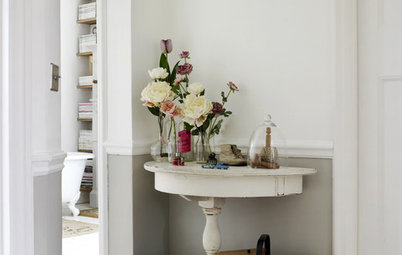 Neat Ways to Fit a Console into Your Small Hallway