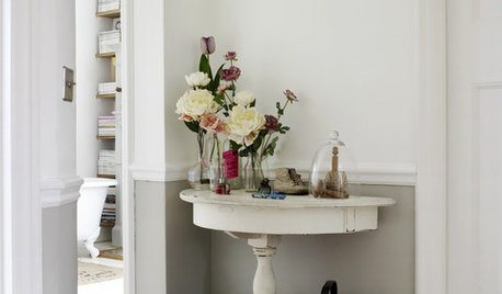 Neat Ways to Fit a Console Table Into Your Small Hallway