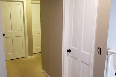 Exemple d'un couloir chic de taille moyenne avec un mur beige, moquette et un sol beige.