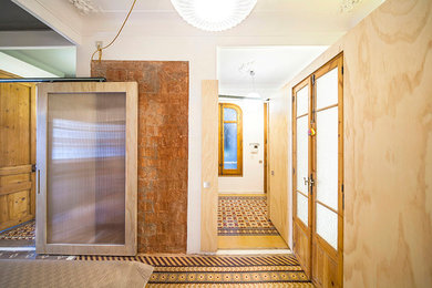 Ejemplo de recibidores y pasillos eclécticos de tamaño medio con paredes marrones y suelo de baldosas de cerámica