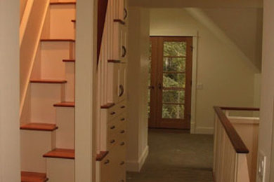 Cette image montre un couloir craftsman de taille moyenne avec un mur beige, moquette et un sol marron.
