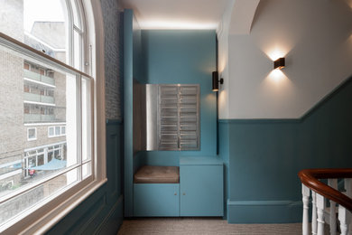ロンドンにあるお手頃価格の中くらいなトラディショナルスタイルのおしゃれな廊下 (カーペット敷き、ベージュの床、青い壁) の写真