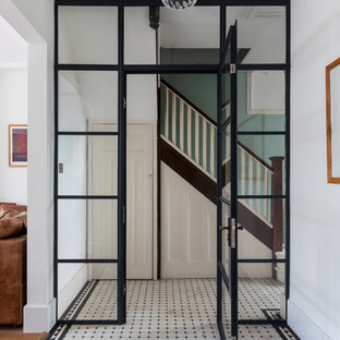 Foto di un ingresso o corridoio design con pareti bianche e pavimento bianco
