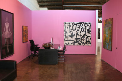 メルボルンにある低価格の中くらいなコンテンポラリースタイルのおしゃれな廊下 (ピンクの壁、コンクリートの床、グレーの床) の写真