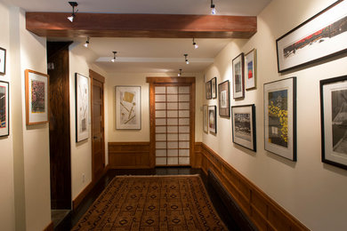Ejemplo de recibidores y pasillos de estilo zen de tamaño medio con paredes beige y suelo de madera oscura