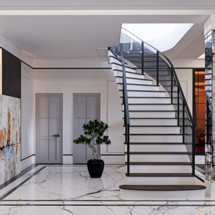 Inspiration för stora moderna hallar, med vita väggar, marmorgolv och vitt golv