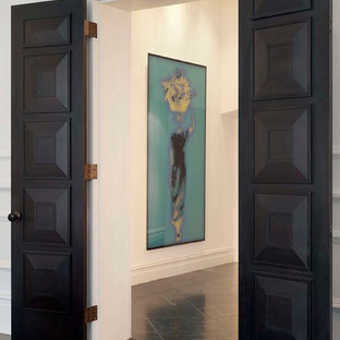 Idée de décoration pour un très grand couloir victorien avec un mur blanc et un sol en bois foncé.