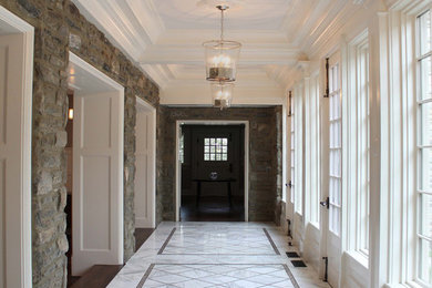 Imagen de recibidores y pasillos tradicionales grandes con paredes grises, suelo de mármol y suelo gris