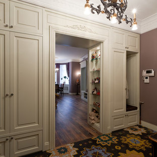 Inspiration pour un couloir traditionnel de taille moyenne avec un mur violet.