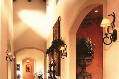 Foto di un grande ingresso o corridoio mediterraneo con pareti beige, pavimento in gres porcellanato e pavimento beige