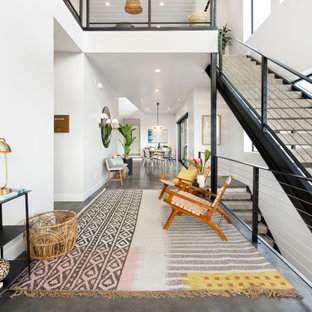 Exempel på en modern hall, med vita väggar, betonggolv och grått golv