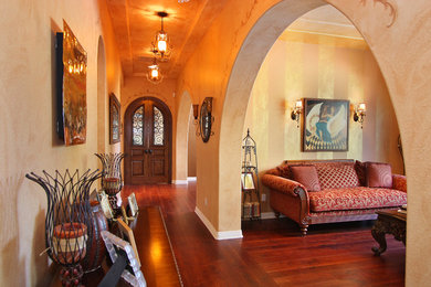 Diseño de recibidores y pasillos eclécticos con paredes beige y suelo rojo