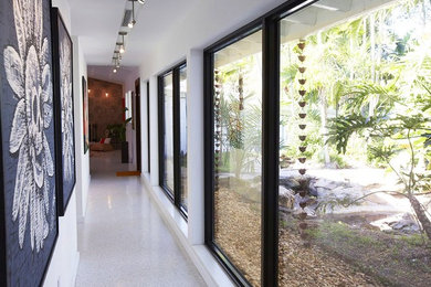 Идея дизайна: коридор среднего размера: освещение в современном стиле с белыми стенами и белым полом