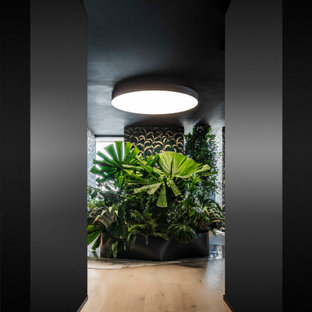 Idée de décoration pour un grand couloir minimaliste avec un mur blanc, un sol en bois clair, un sol beige et un plafond en papier peint.