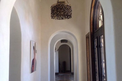 Foto de recibidores y pasillos rústicos grandes con paredes beige y suelo de madera oscura