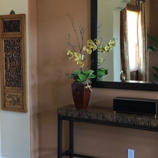 Idées déco pour un petit couloir exotique avec un mur beige, un sol en bois foncé et un sol marron.