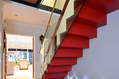 ロンドンにある高級な中くらいなトランジショナルスタイルのおしゃれな階段の写真