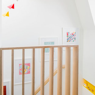 Idées déco pour un petit couloir contemporain avec un mur blanc, un sol en contreplaqué et un sol marron.