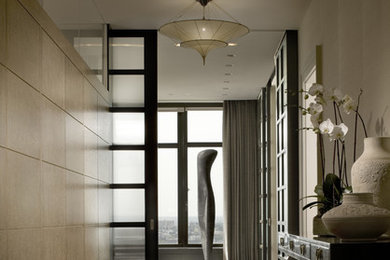 Идея дизайна: коридор среднего размера в стиле неоклассика (современная классика) с бежевыми стенами и паркетным полом среднего тона