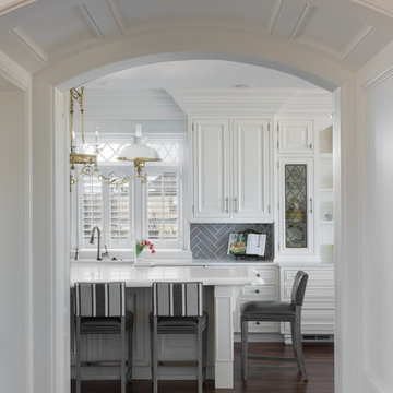 MANOTLOKING CORRIDOR TO KITCHEN