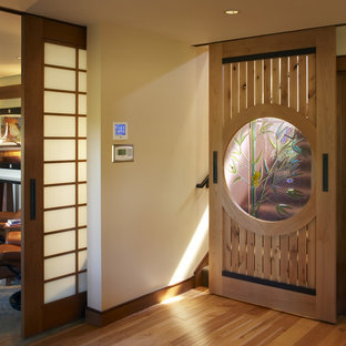 Cette image montre un couloir asiatique avec un mur beige et un sol en bois brun.